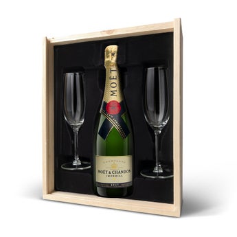 Valentines in Love: Moët & Chandon Brut champagne with glasses Valentines in Love: Moët & Chandon Brut champagne with glasses
