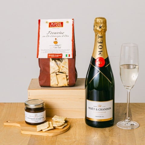 Cheery Moët Mood: Champagne and Sweet and Savoury Snacks