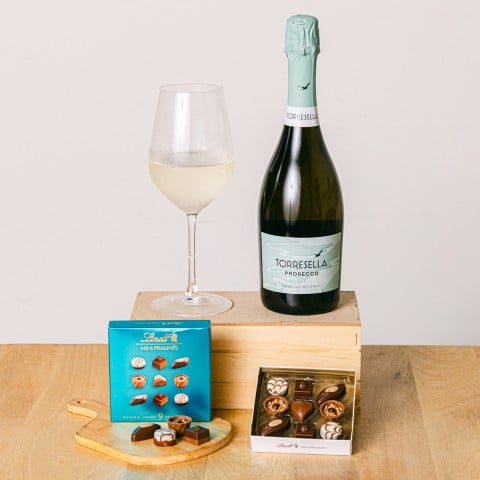 Tempting Surprise: Sparkling Wine and Mini Pralines Tempting Surprise: Sparkling Wine and Mini Pralines