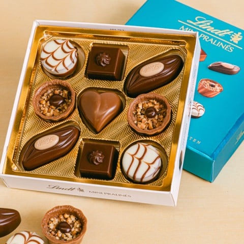 Tempting Surprise: Sparkling Wine and Mini Pralines highlight Tempting Surprise: Sparkling Wine and Mini Pralines highlight