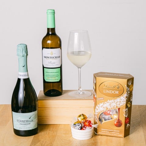 Perfect Balance: Sparkling Wine and White Wine with Mini Pralines