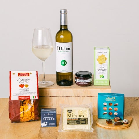 Delicate Collection: Mini Pralines and Cured Cheese